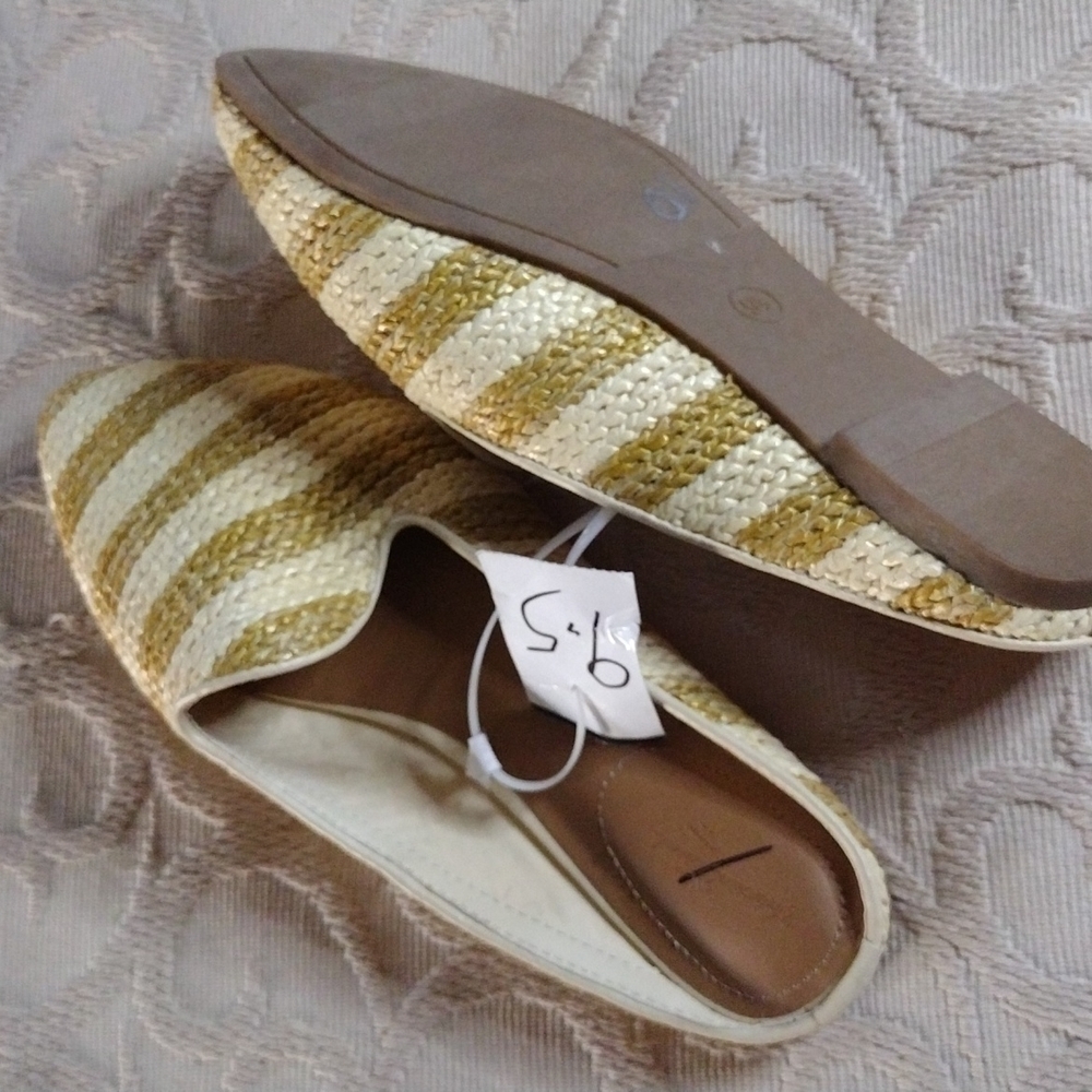 4@30.00 or 20.00 Ladies Shoes by UNIVERSAL THREAD - Picture 6 of 12